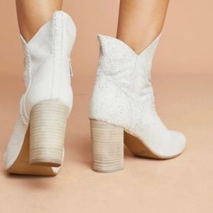 Seychelles Prop Ankle Bootie - White textured
